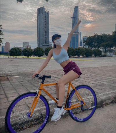 Tạo dáng chụp ảnh ngồi trên chiếc xe đạp thể thao đẹp (Ảnh: Internet)