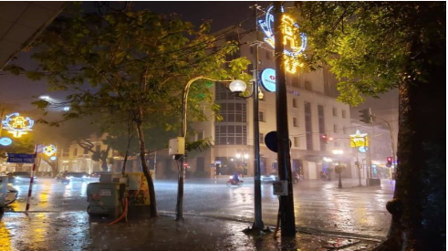 Hình ảnh thành phố trong cơn mưa. 