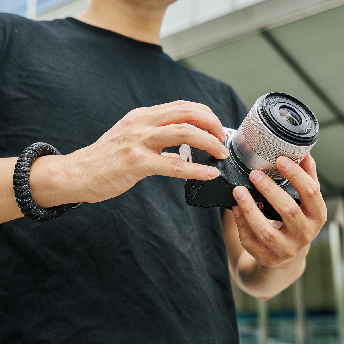 2026-10-19 TBQP Báo Giá Hà Nội - HCM - SmallRig 5433 – Bộ bao da cho Canon EOS R50 V (Đen) 7 SmallRig 5433 – Bộ bao da cho Canon EOS R50 V (Đen) chính hãng, hình ảnh thực tế mua tại HL Studio Phụ Kiện Studio 7